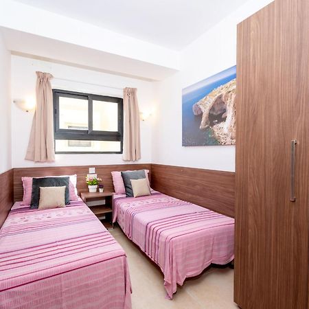Islet Promenade Seafront Apartment With Large Corner Terrace By Getawaysmalta 세인트폴스베이 외부 사진