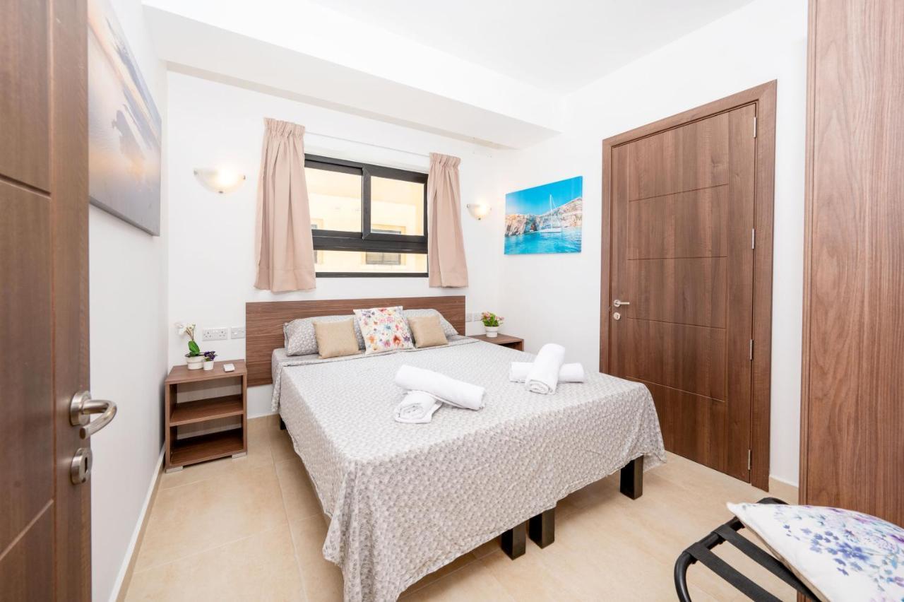 Islet Promenade Seafront Apartment With Large Corner Terrace By Getawaysmalta 세인트폴스베이 외부 사진