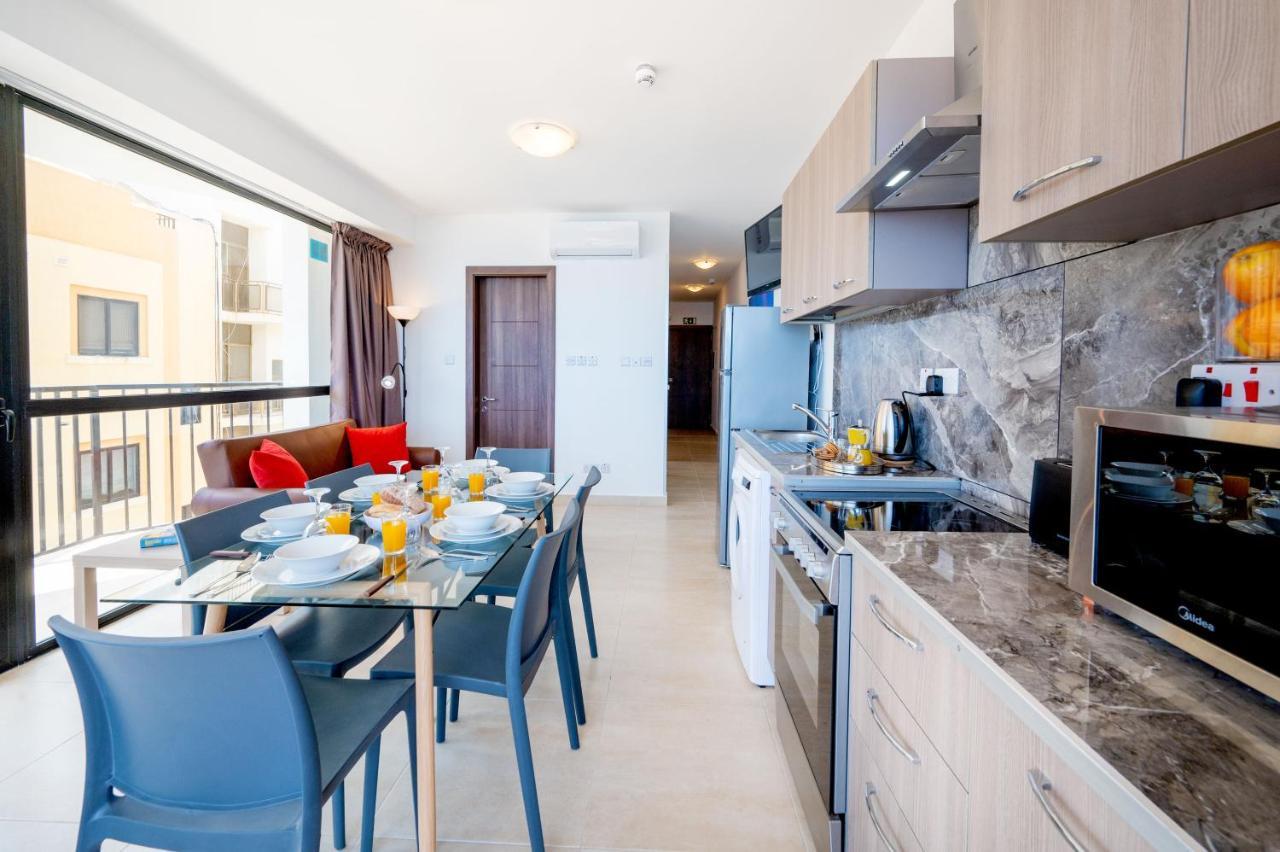 Islet Promenade Seafront Apartment With Large Corner Terrace By Getawaysmalta 세인트폴스베이 외부 사진