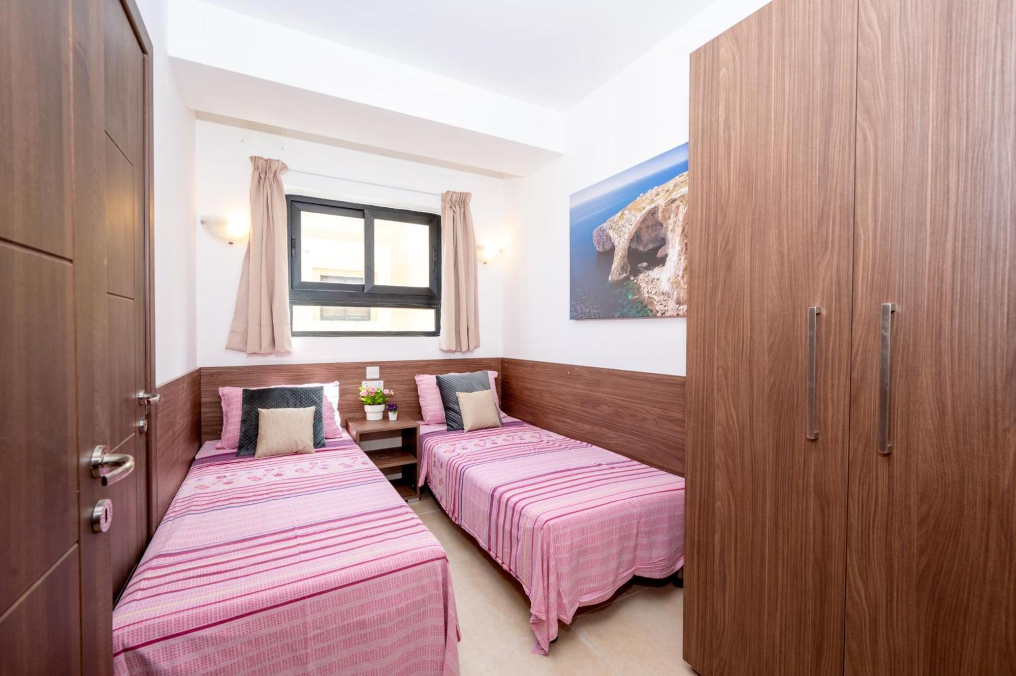 Islet Promenade Seafront Apartment With Large Corner Terrace By Getawaysmalta 세인트폴스베이 외부 사진